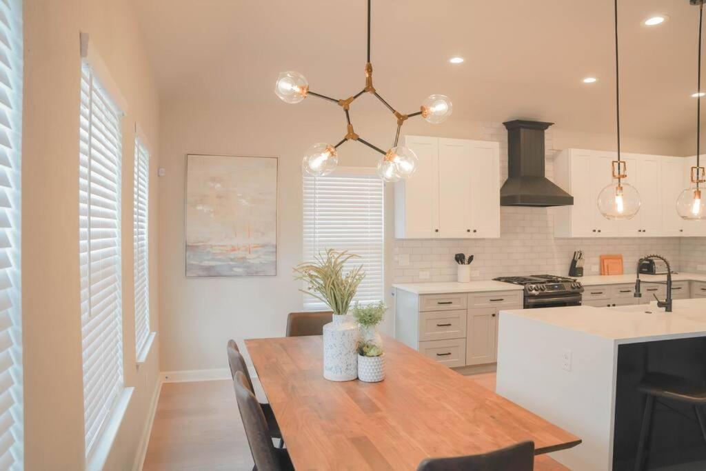 Lamar Villa-3 Bed 2.5 Bath With Outdoor Kitchen サンアントニオ エクステリア 写真